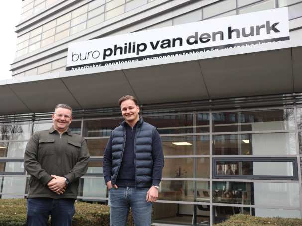 Iwan Jolink met zijn oud-docent Marcel van Kooten voor buro philip van den hurk