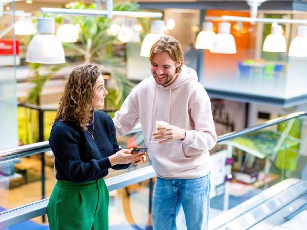 Accountancy student trappenhuis cafe financieel