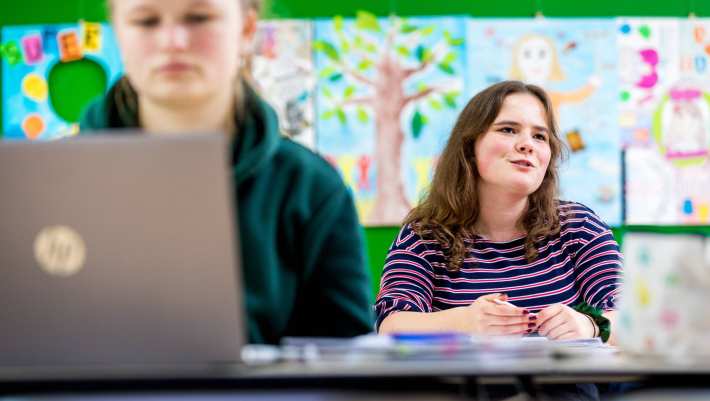 2 ALPO studenten in klaslokaal