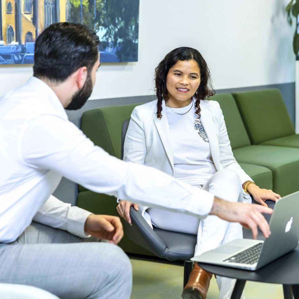 2 studenten voor de dubbeltitel AA en MSc Integraal Adviseur mkb overleggen met elkaar.