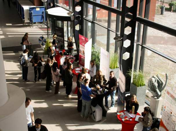 Netwerkmarkt 9 maart 2026, foto van boven genomen. Je ziet meerdere kraampjes met daarachter werkgevers en studenten die op zoek zijn naar een stage.