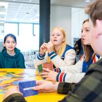 Kinderen in gesprek over kaartspel