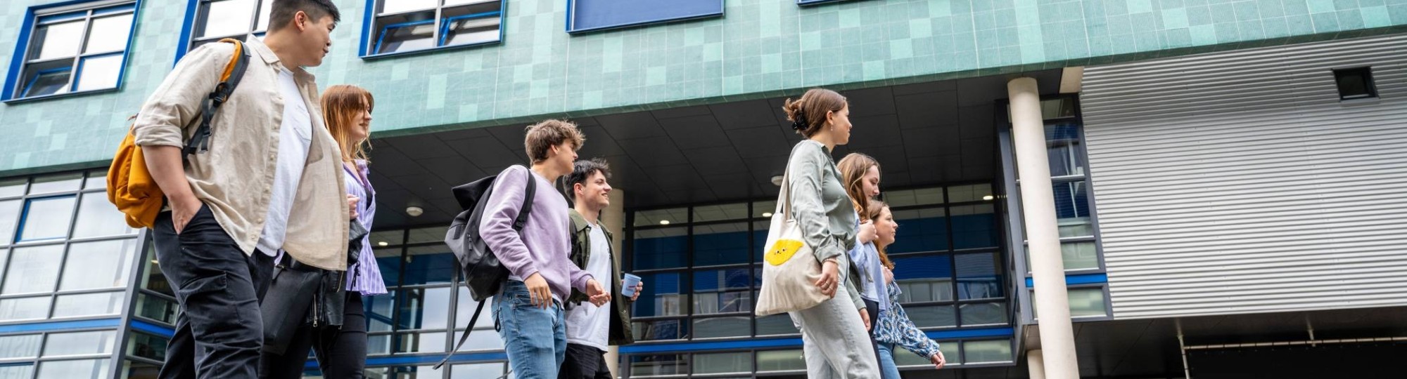 studenten lopen op de campus in Arnhem naar een ander gebouw