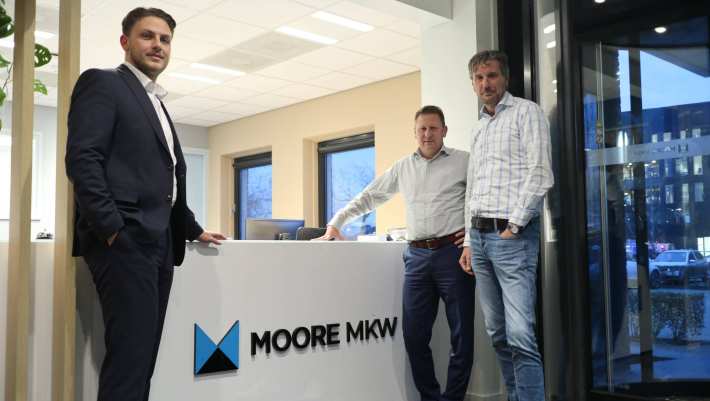 Alexander, Brian en Fred voor de balie bij Moore MKW