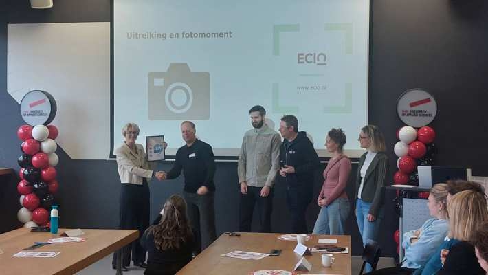 Aly Smelt neemt het certificaat voor de meest inclusieve hbo-website in ontvangst