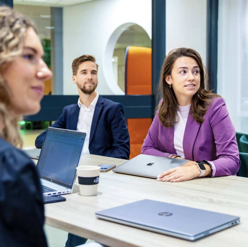 Studenten overleggen samen
