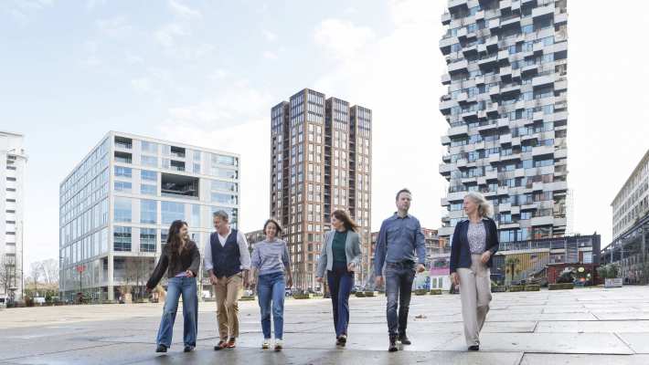 Studenten van de master Human Capital Innovatie buiten in gesprek tijdens de pauze. Urban setting.