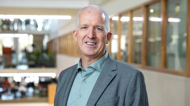 Lichtblauwe blouse dragend met blauw-grijze colbert