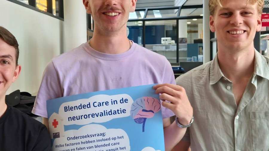 Studenten Max Bimek (Ergotherapie), Bas Joosten en Josse Reinders (Fysiotherapie) met hun PZW project Blended Care in de Neurorevalidatie
