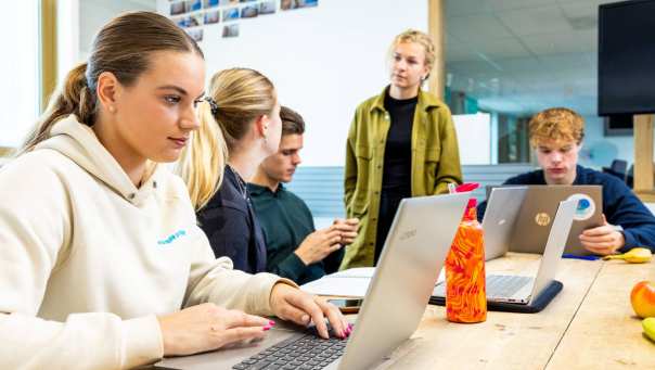 sportkunde  sportqube studenten aan het werk met docent2 2023