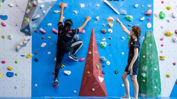 Twee ALO studenten bij de klimwand