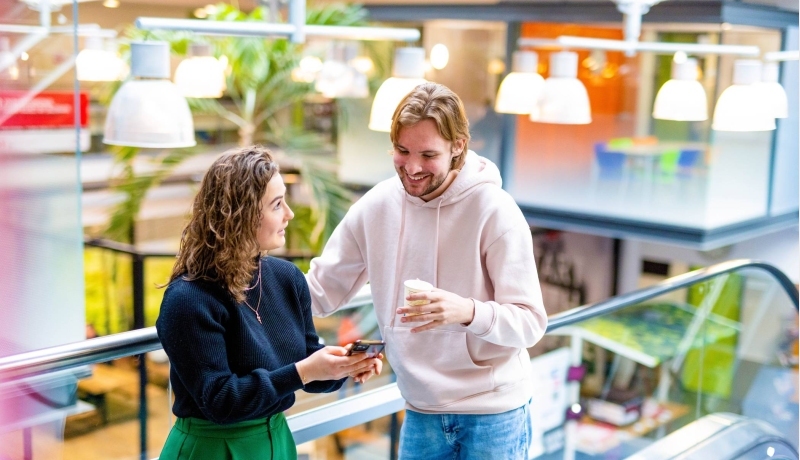 Accountancy student trappenhuis cafe financieel