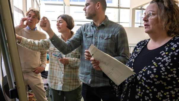 Foto's tijdens een teammeeting van OOI2