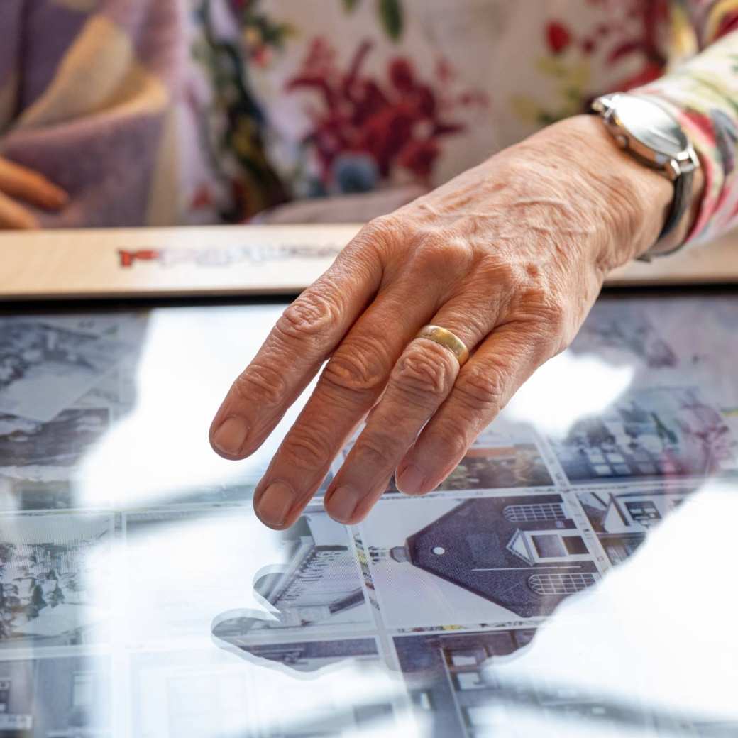 Centre of Expertise Bestendige Zorg - hand oudere interactieve digitale belevenistafel