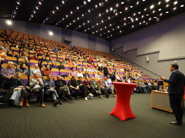 Publiek in het auditorium luistert aandachtig naar de keynote van Tim van Hattum van de WUR tijdens de Circulaire Oogst van het HAN Centrum Meervoudige Waardecreatie.