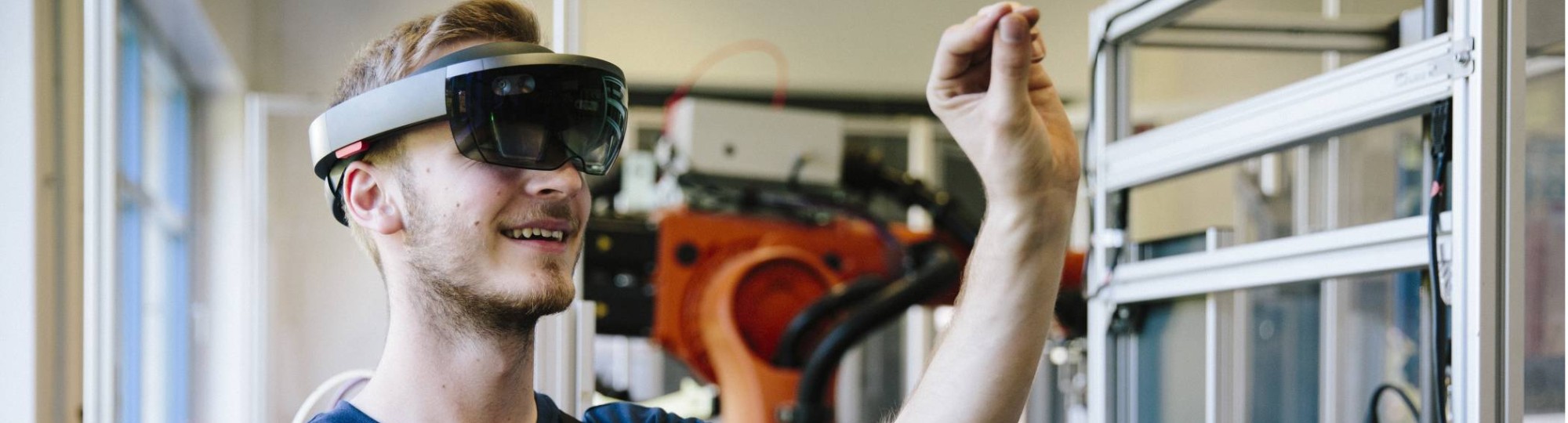 Man / student werkt met AR bril op. Virtual reality in een productieomgeving