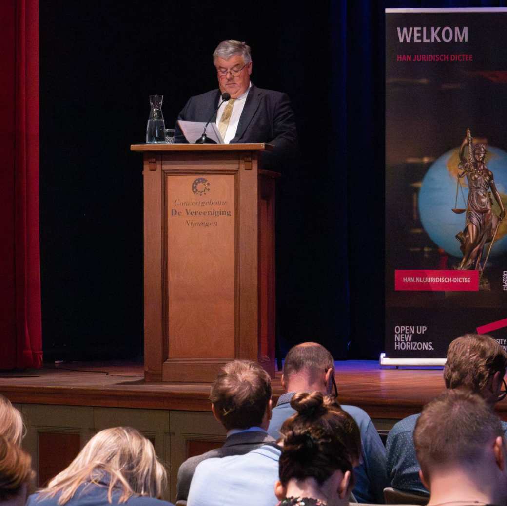 Burgemeester Hubert Bruls leest het dictee voor