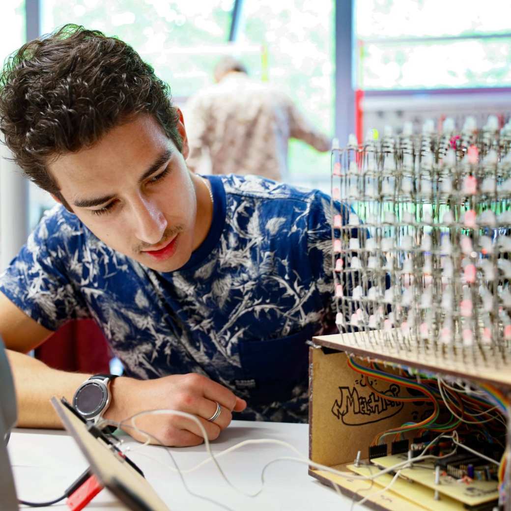 Studenten werkt aan technische opdracht, embedded engineering, electrical and electronic engineering 