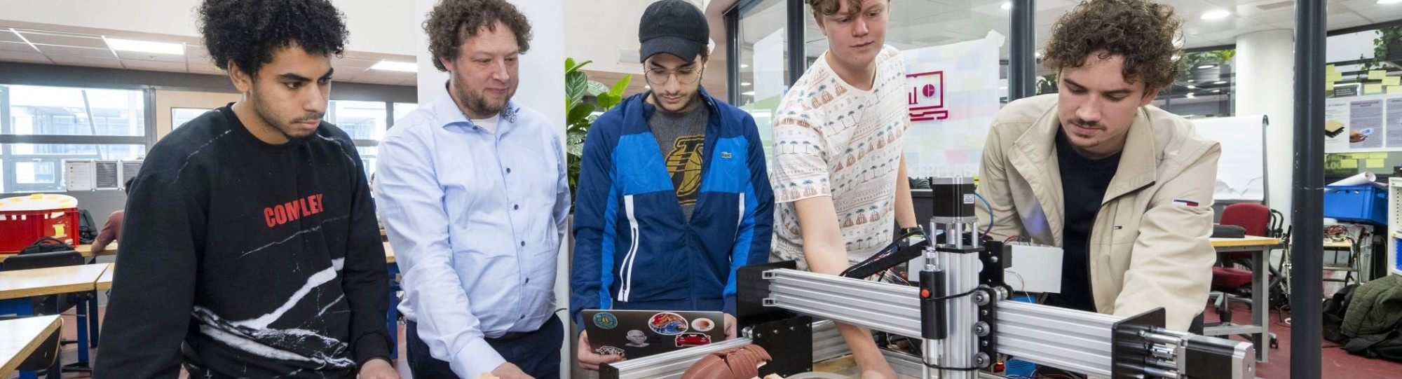 Alessandro, Johan, Marijn, Omr en Yannick ontwerpen een machine voor longen van een reanimatiebabypop.