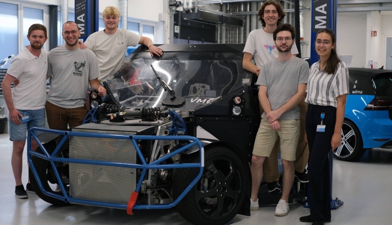 Drie HAN-studenten uit Nederland, een student van ETH Zürich en twee van Purdue University werkten samen aan de MRP, het voertuig dat het MORE-project in gang zette. Foto: Georgi Georgiev.