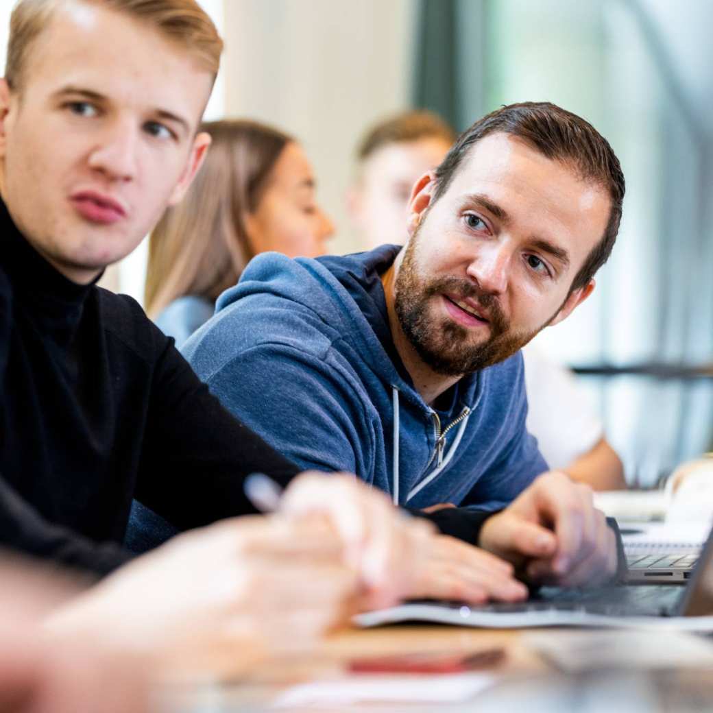 twee sportkunde deeltijd studenten zitten in de klas