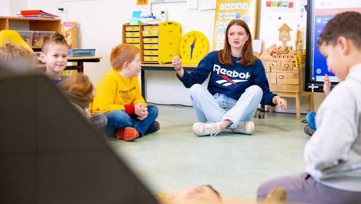 Speciaal Onderwijs op de school Lichtenbeek. Lerares geef les aan kinderen. 
