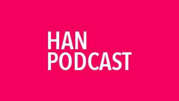 Podcast logo in witte tekst en rode achtergrond.
