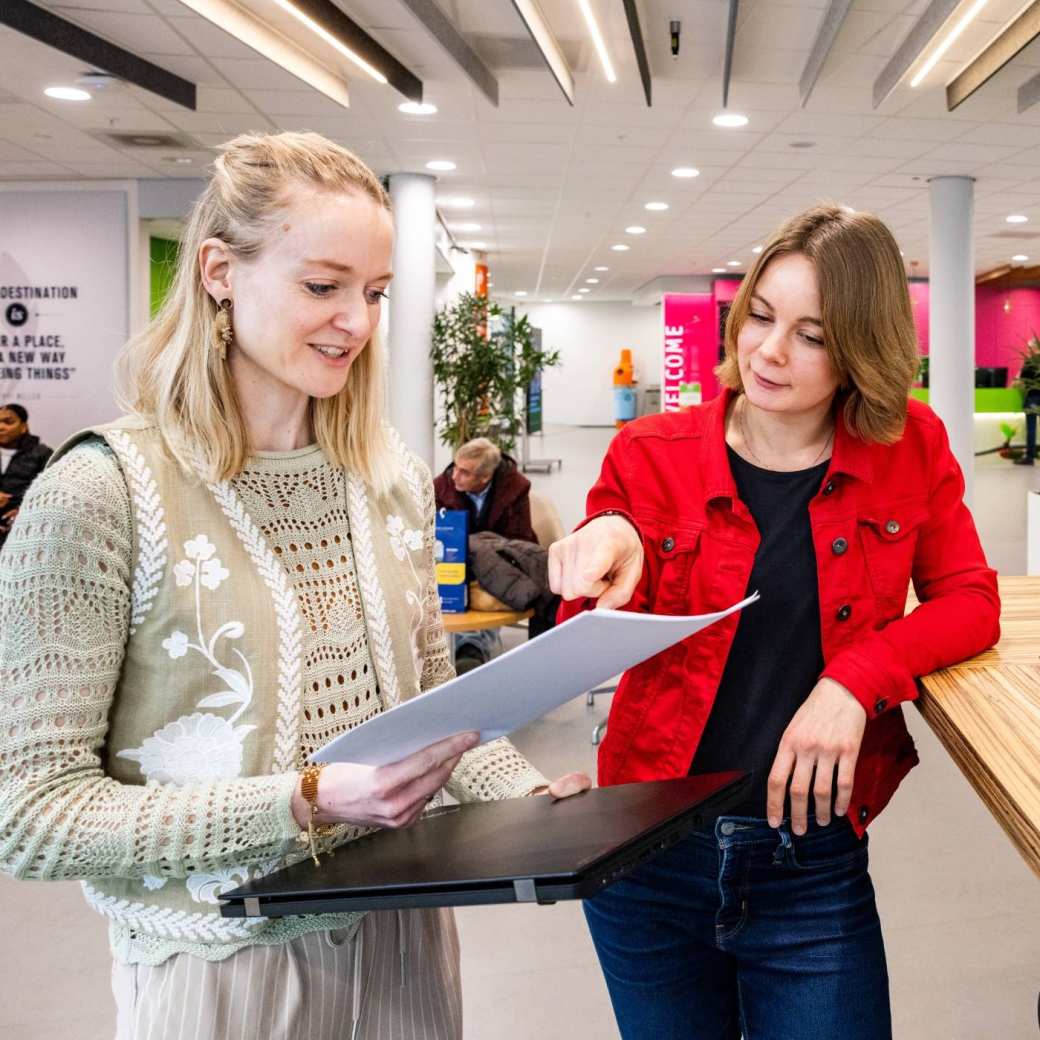 2 medewerkers nemen samen een document door