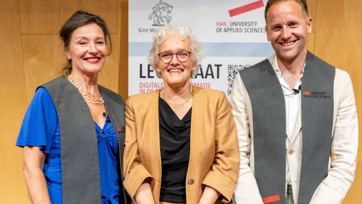 Foto van Lilian Beijer, Yvonne de Haan en Geert Frederix nadat ze zijn geinstalleerd als lector voor het lectoraat Digitale Transformatie in de Revalidatiezoorg