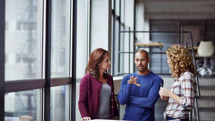 Financieel professional in overleg met klant op locatie, finance, financieel, AFEM, MIAM, master integraal adviseur MKB, stockfoto