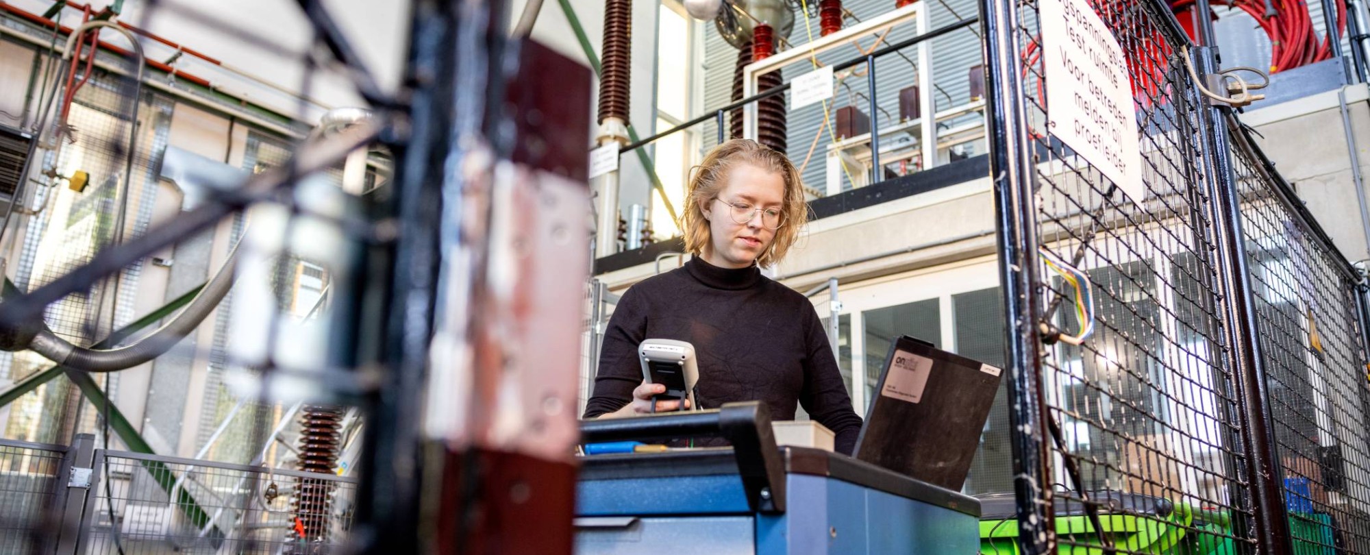 Elektrotechniekstudent Bianca in het hoogspanningslab van Qirion waar zij haar afstudeeropdracht uitvoerde. Academie Engineering en Automotive.
