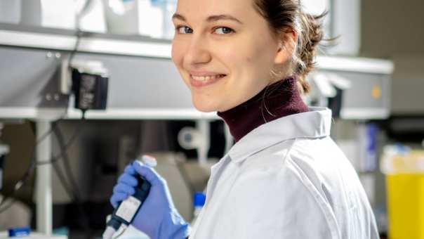 Master molecular life sciences. Elena Krivosheeva in het laboratorum met pipet. Ze kijkt om en glimlacht