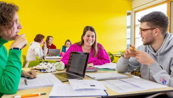 De studenten lachen in het klaslokaal. 