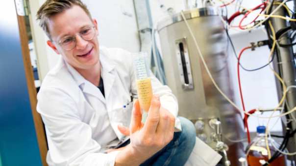 Werken met bioreactor in HAN BioCentre