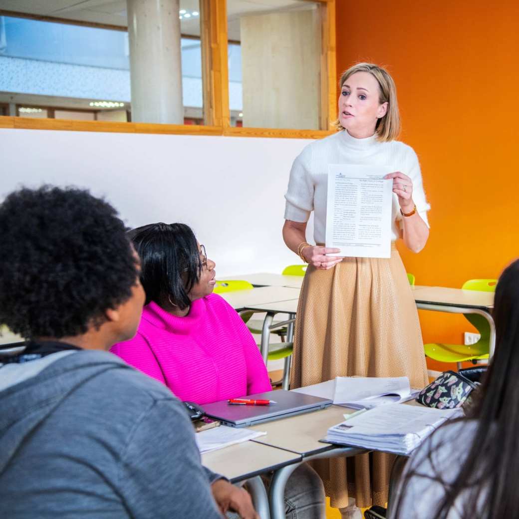 docent voor de klas met certificaat in de hand