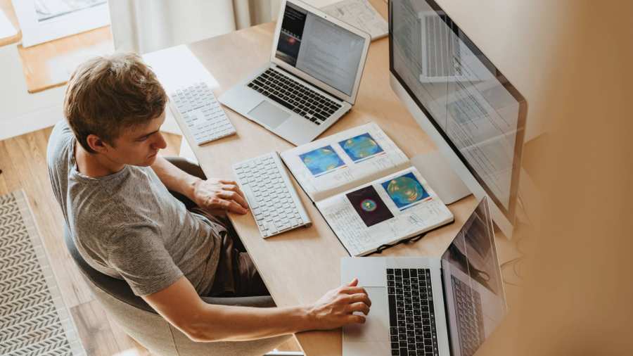 Stockfoto, man met computer en laptops