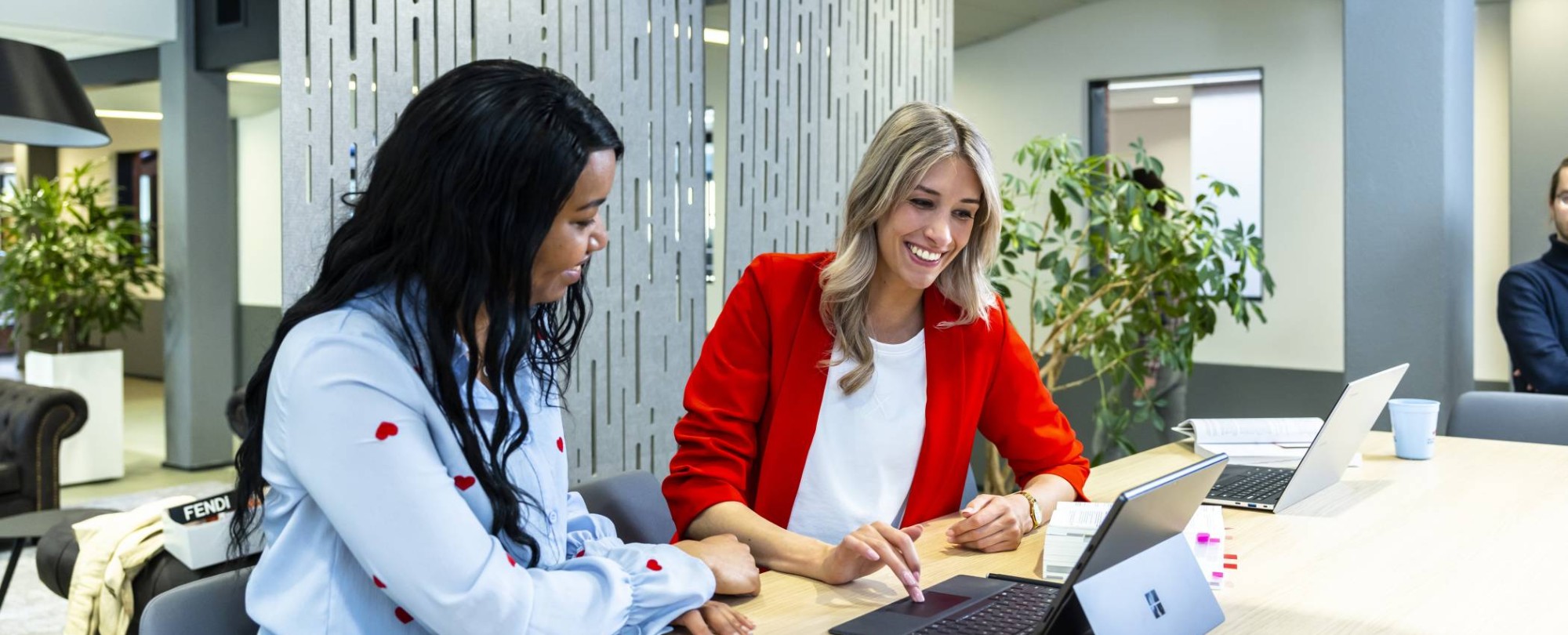 Studenten bachelor Accountancy in gesprek