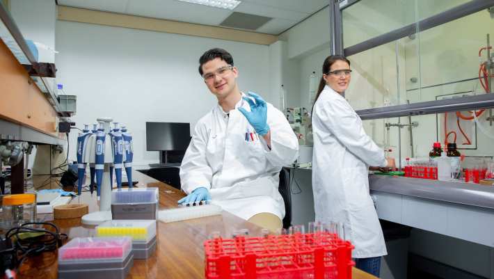 Meerle Samuels en Jesse Benning werken aan een praktijkopdracht voor de minor Drug Discovery in Oss