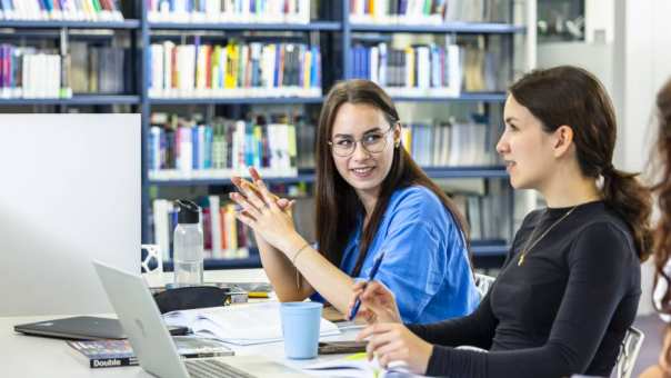 Studenten van de master Circular Economy studeren samen in de bibliotheek op de campus in Arnhem