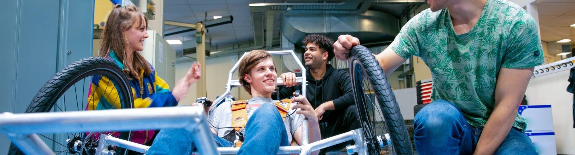 Automotive studenten werken aan vehicle eco marathon