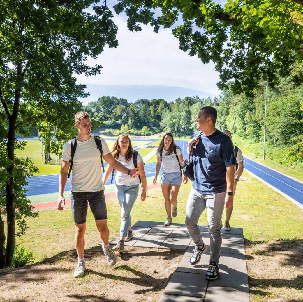 master sport- en beweeginnovatie voltijd studenten lopen buiten bij atletiekbaan justin mano saskia tristan 2022