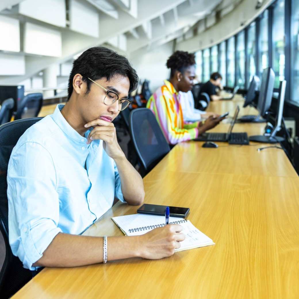 1 deeltijdstudent regelt de kosten van hun studie achter de laptop.