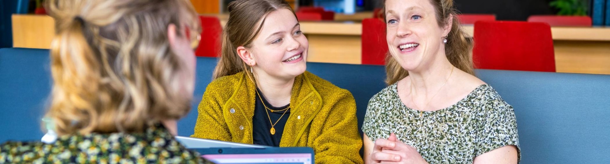 Deelnemers van de training Modeling met elkaar in gesprek aan tafel op de HAN campus.