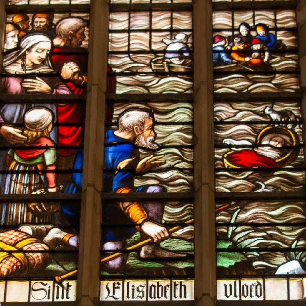een glas-in-lood raam van de herdenking van de Sint Elisabethsvloed. 