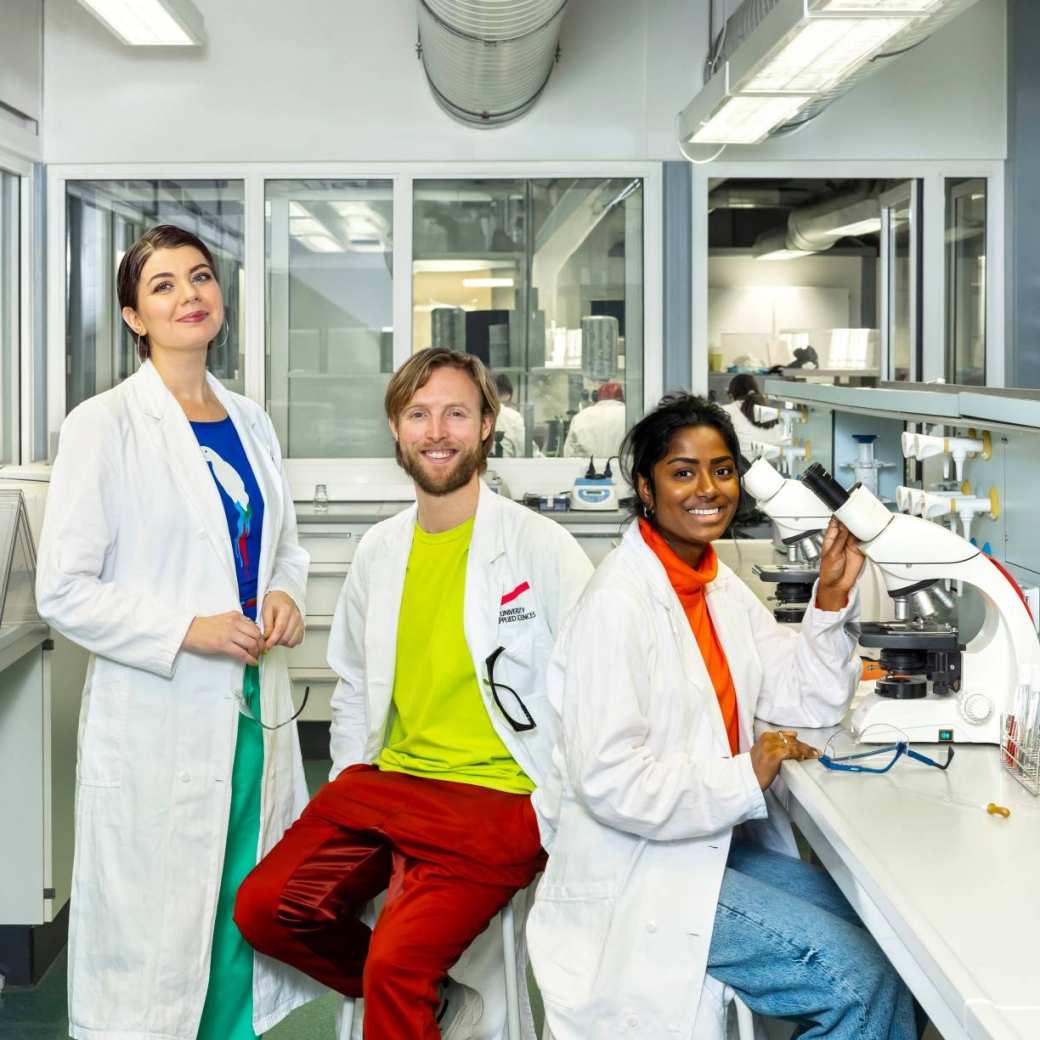 Deeltijdstudenten overleggen in een laboratorium.