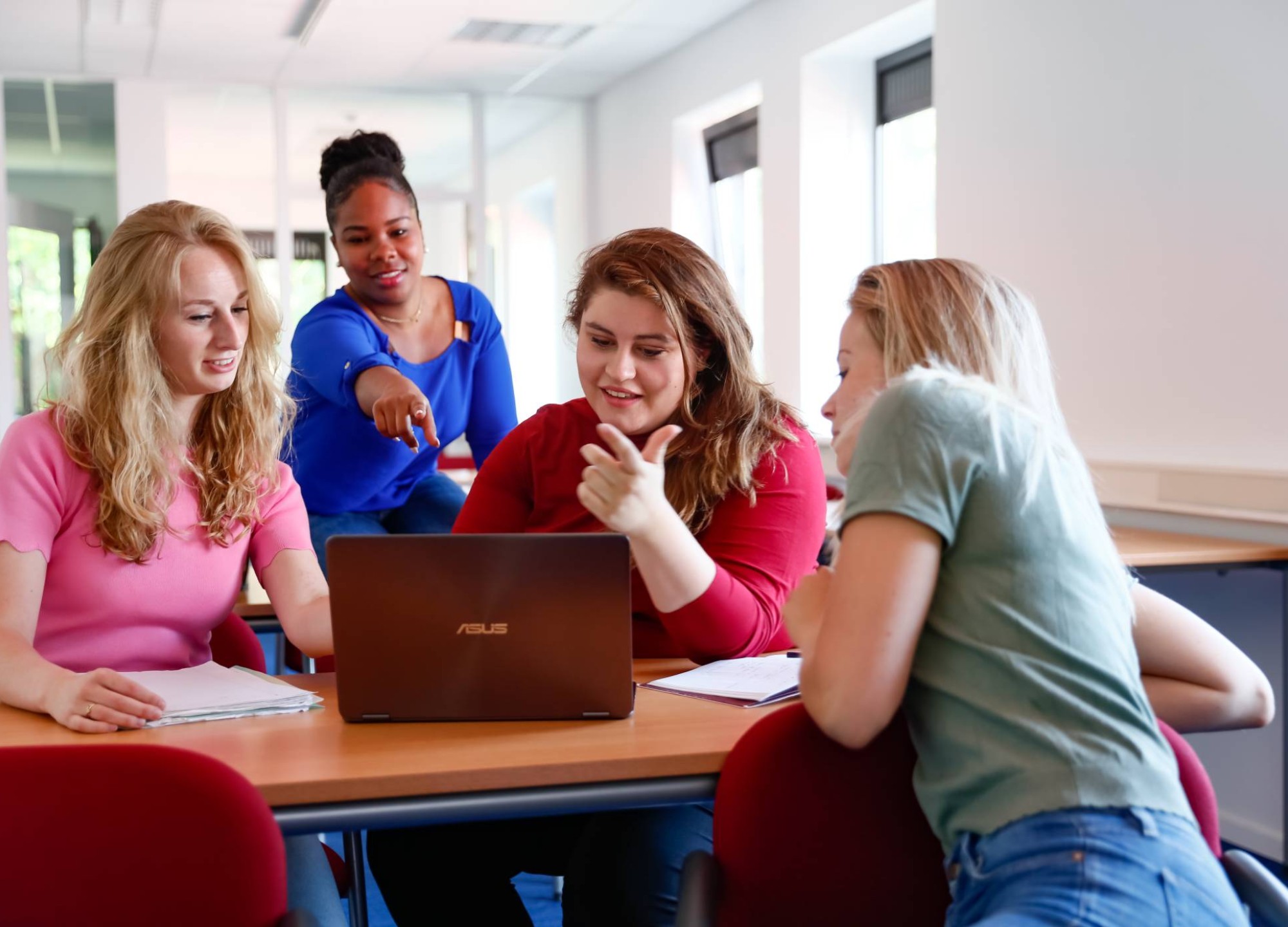 groep studenten van de eerstegraads lerarenopleiding lachen