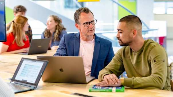 Een gesprek tussen docent en student van de hbo opleiding facility management