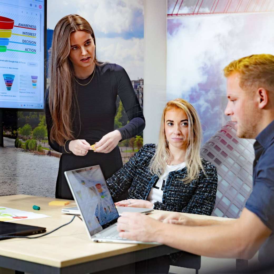 HAN duaal studenten werken samen aan een opdracht op de laptop.