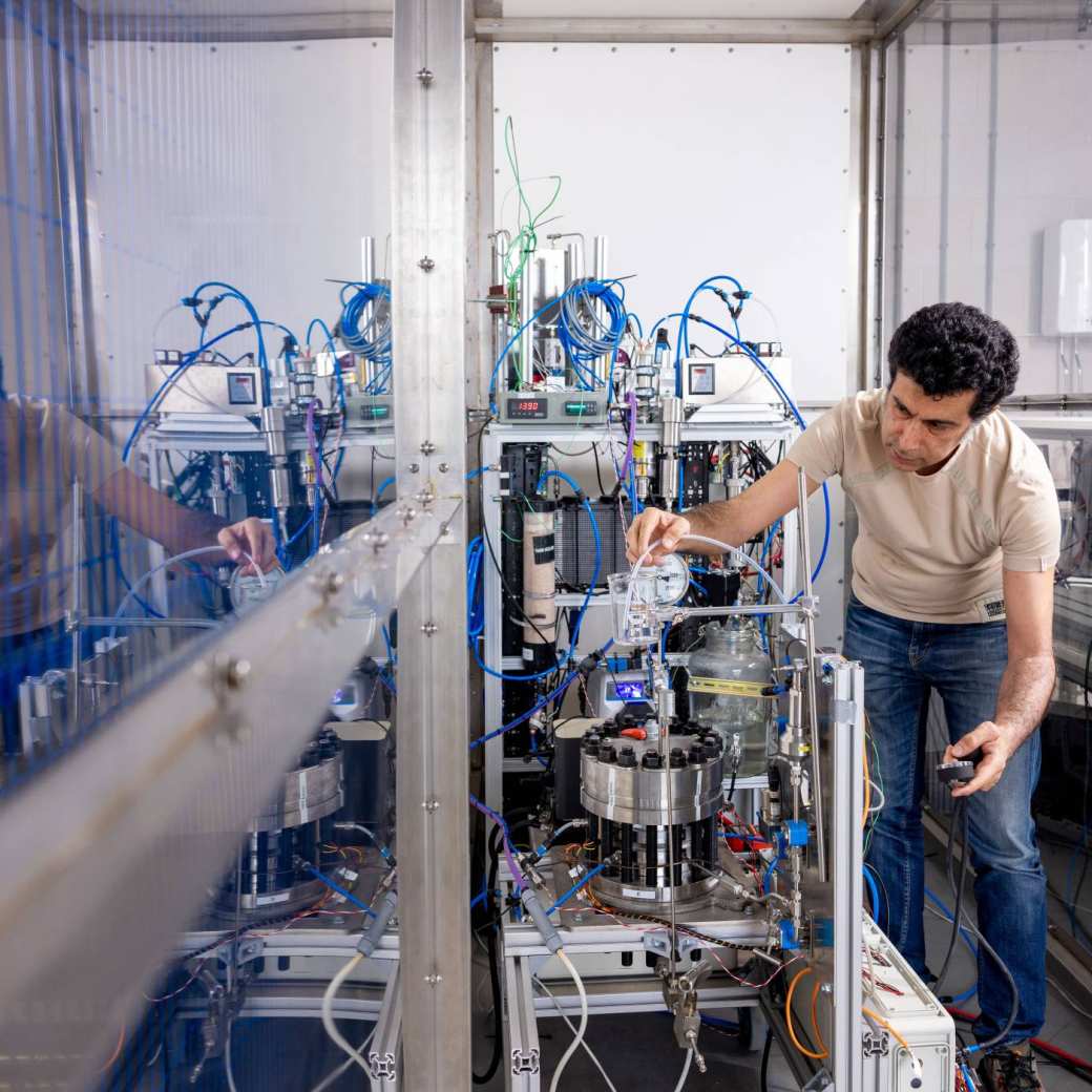 Studenten aan het werk op het Hydrogen lab bij HAN Connectr op het IPKW, samenwerken, waterstof