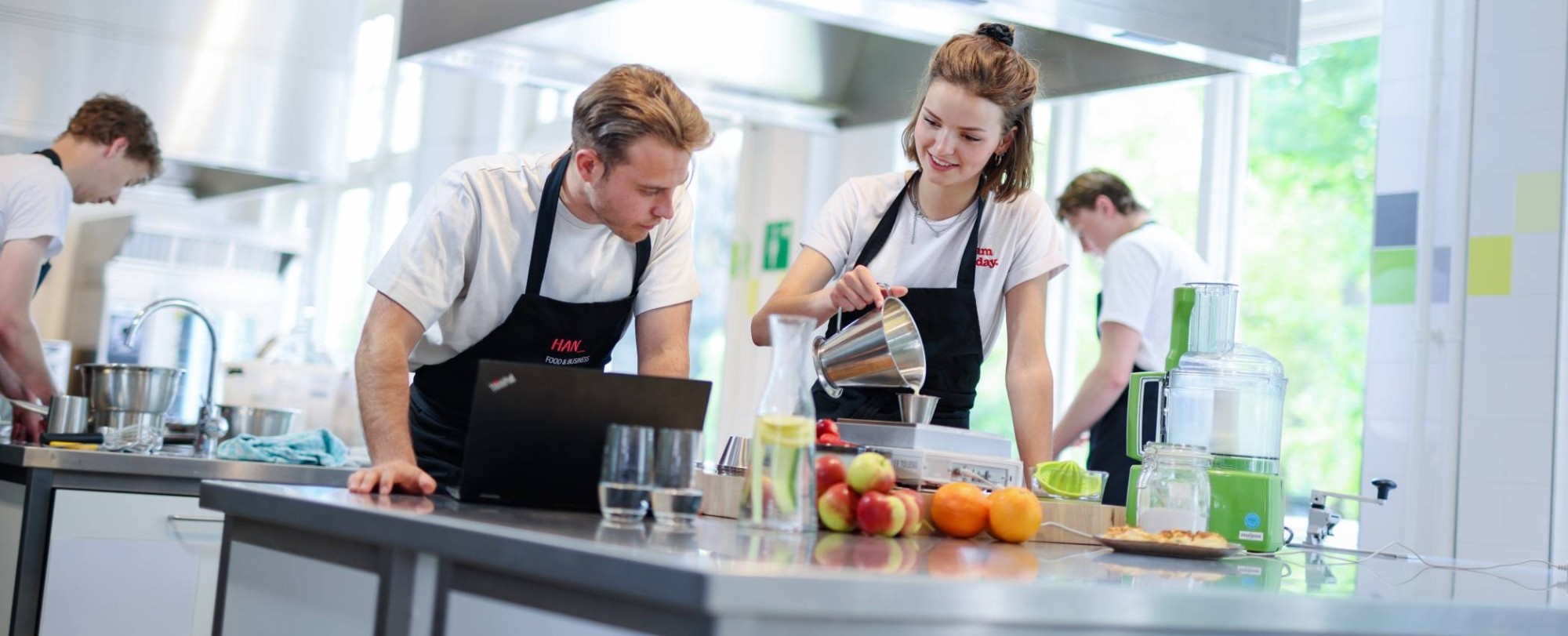 Food & Business studenten in de Creative Kitchen
